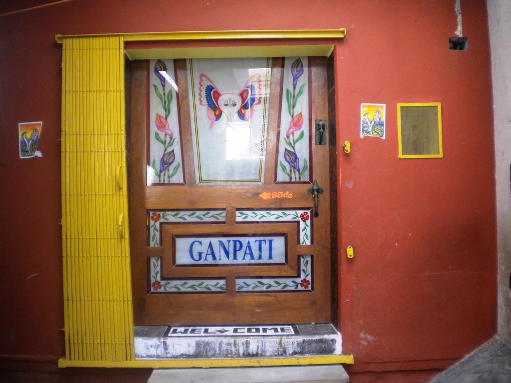 ורנאסי Ganpati Guest House מראה חיצוני תמונה